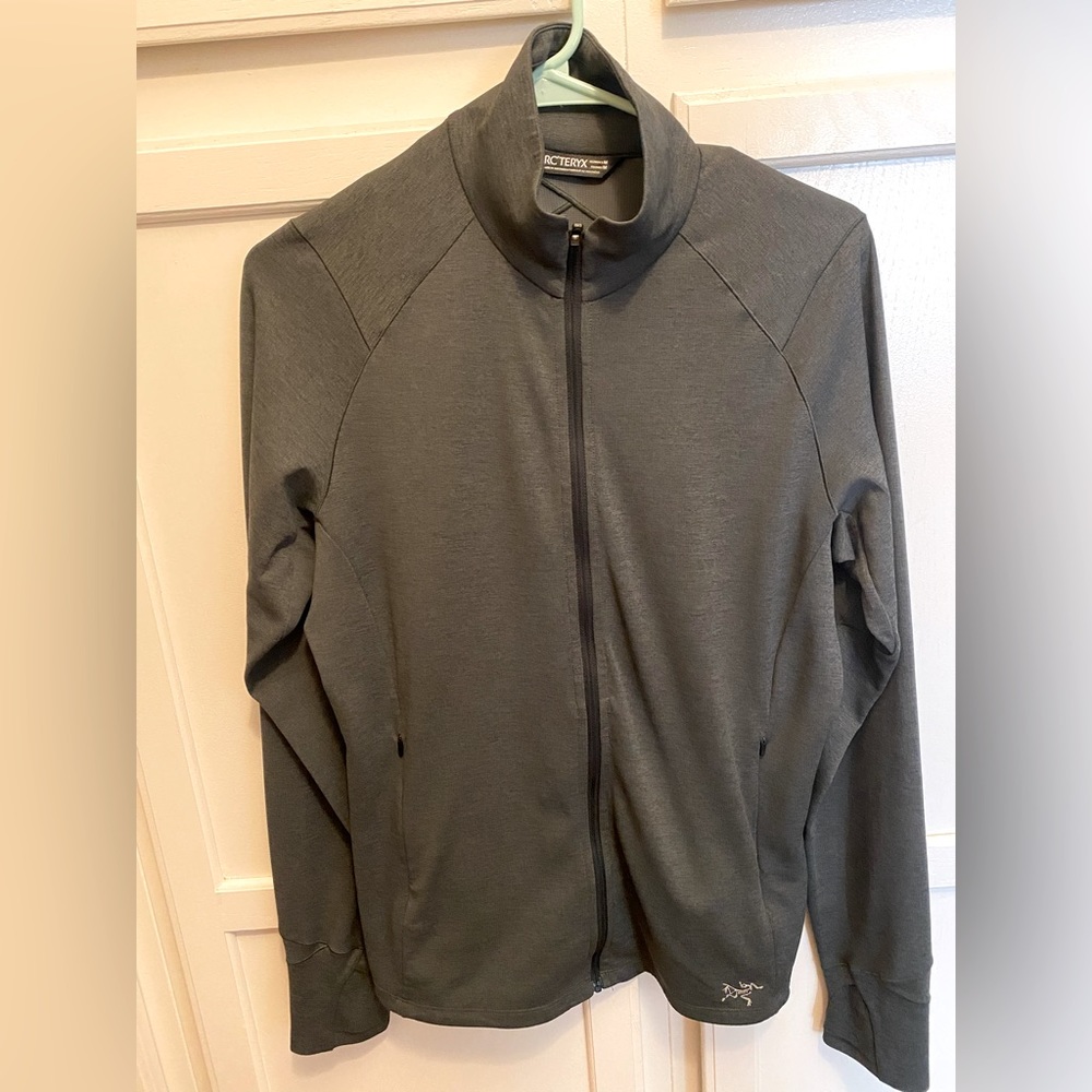 Arc’teryx women’s full zip light jacket